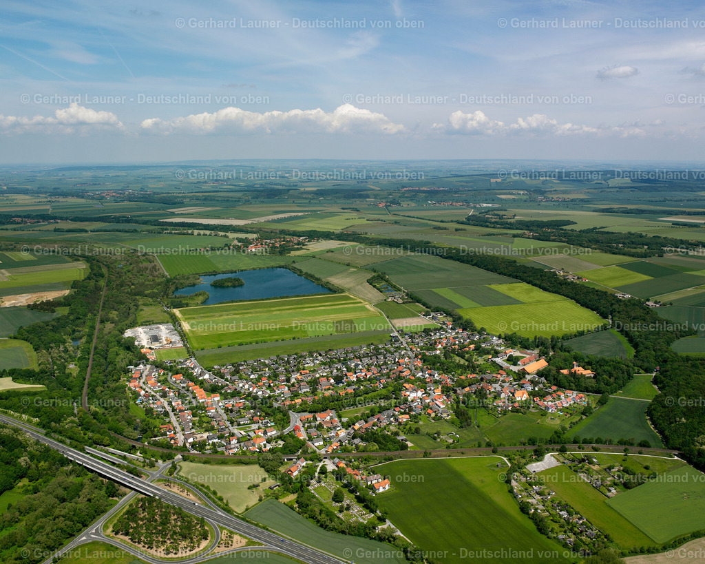 2638267 | WIEDELAH 09.06.2006 Stadtansicht vom Stadtrand angrenzend an landwirtschaftliche Feldern  in Wiedelah im Bundesland Niedersachsen, Deutschland // City view from the outskirts with adjacent agricultural fields  in Wiedelah in the state Lower Saxony, Germany Foto: Gerhard Launer