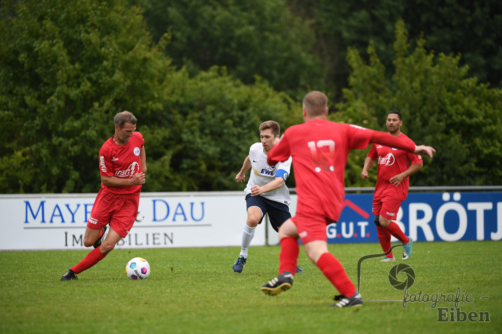 SV Brake Ü40-BW Bümmerstede (Ü40) | Kreispokal Finale Jade-Weser-Hunte Ü40; SV Brake Ü40 (rot)-BW Bümmerstede Ü40 (weiß) am 15.06.2025 in Rastede (Sportanlage Köttersweg), Photo: Philip Eiben 2025 - Realisiert mit Pictrs.com