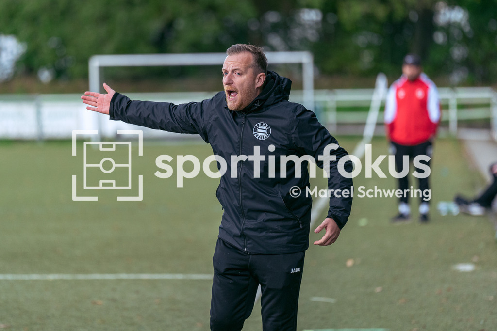 TSV 05 Ronsdorf – SSV Bergisch Born II | Trainer Kai Östrich vom TSV Ronsdorf an der Seitenlinie. Bezirksliga Niederrhein, Gruppe 2: TSV 05 Ronsdorf gegen SSV Bergisch Born II, Wuppertal, 11.10.2026. Endstand: 3:1. sportimfokus / Marcel Schwering - Realisiert mit Pictrs.com