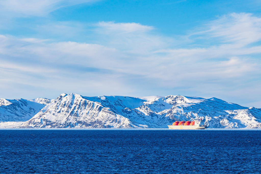 Berge, Felsen und Schiff im Winter nahe Hammerfest in Norwegen | Berge, Felsen und Schiff im Winter nahe Hammerfest in Norwegen.