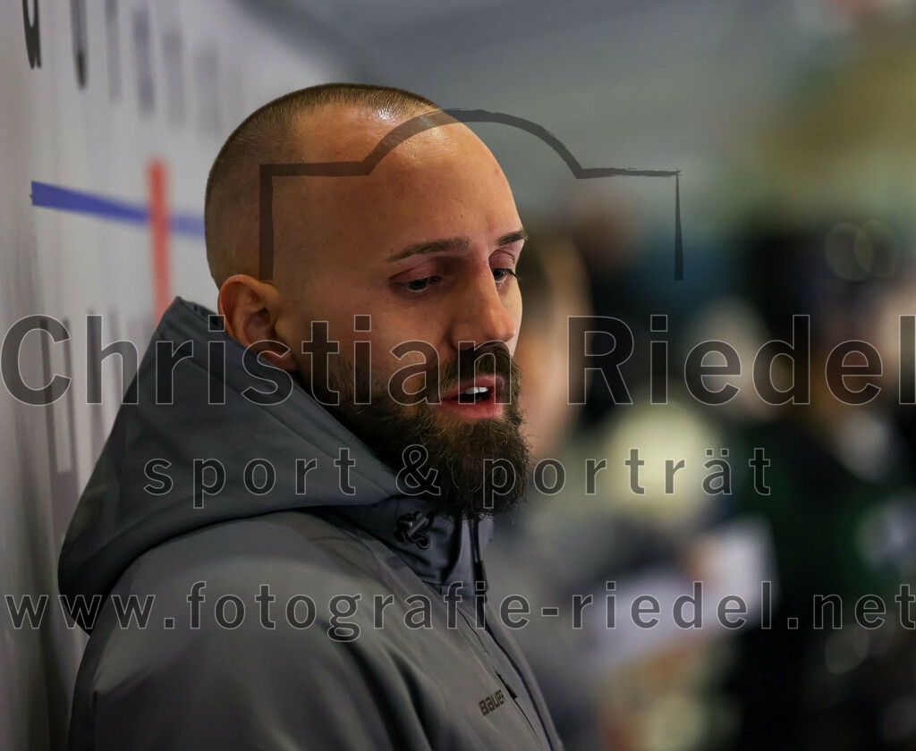 2022-11-04_102_Eishockey_TSV_Erding_gegen_TSV_Peissenberg | Erding, Deutschland, 04.11.2022:
Eishockey, Bayernliga 2022 / 2023, 10. Spieltag, TSV Erding gegen TSV Peißenberg, Endergebnis: 4:3

Teamchef Felix Schütz (Erding Gladiators)

Foto: Christian Riedel / fotografie-riedel.net