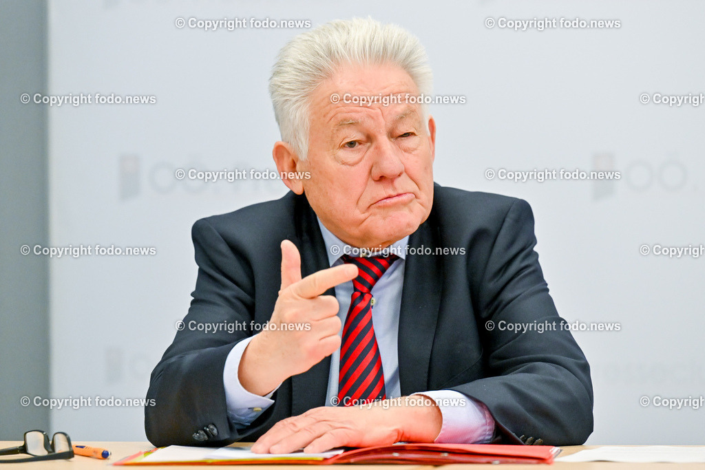 Pressekonferenz ProOriente_ Die Veränderung der Epoche-Herausforderung für die Christen_ 09.03.2023-27 | 09.03.2023, Presseclub Linz, AUT, Pressekonferenz Pro Oriente, Die Veraenderung der Epoche-Herausforderung fuer die Christen, im Bild LH a.D. Josef Puehringer (Vorsitzender von PRO ORIENTE Sektion Linz)