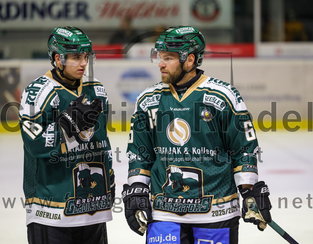 2025-08-22_079_TSV_Erding_gegen_EV_Fuessen | Erding, Deutschland, 22.08.2025:Eishockey, Oberliga Süd 2025 / 2026, Testspiel, TSV Erding gegen EV Füssen, Endergebnis: 1:4Luis Scheibengraber (Erding Gladiators, #18), +e65+Foto: Christian Riedel / fotografie-riedel.net