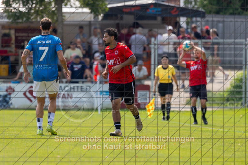 20250816_140506_0170 | #,1.Göppinger SV (rot) vs. FSV 08 Bietigheim-Bissingen (blau), Fußball, Oberliga BW, wfv, 03. Spieltag, Saison 2025/2026, Rasensportplatz Stadion SV Göppingen, Hohenstaufenstr. 116, 73033 Göppingen, 16.08.2025 - 14:00 Uhr,Foto: PhotoPeet-Sportfotografie/Peter Harich