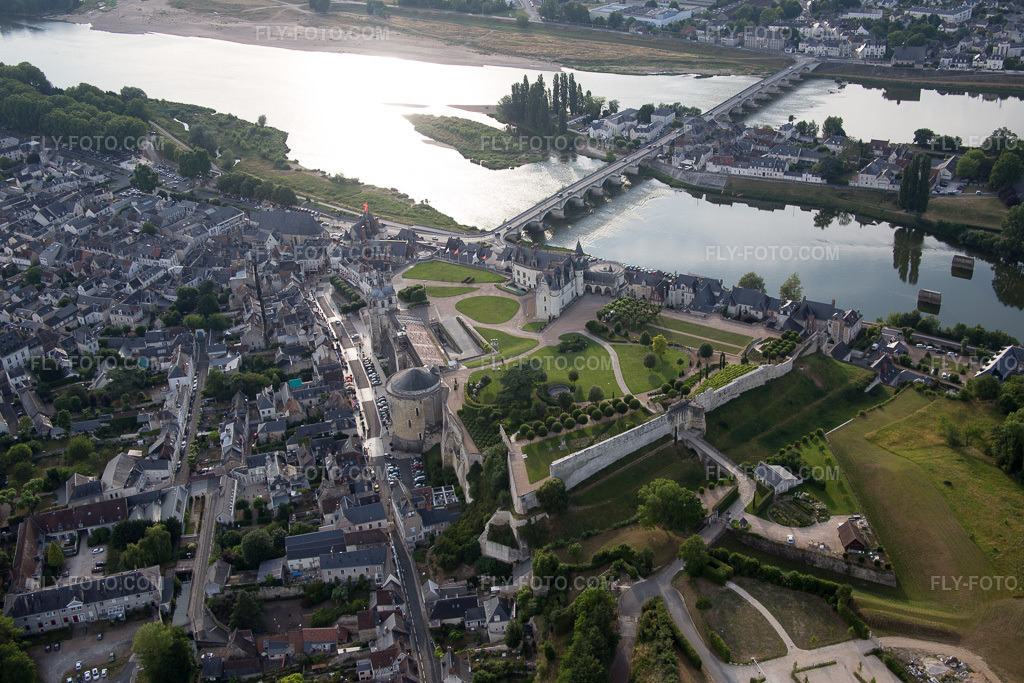 Aerial view: View of the town in Amboise in the state Indre et Loire, France.Photo: IMG_082394.jpg taken on 06/20/2015 by Werner Riehm/FLY-FOTO.comResolution of the original: 5472 x 3648 px