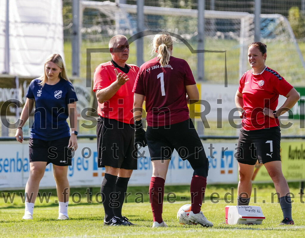 2023-09-09_043_FC_Langengeisling_gegen_TV_1864_Altoetting | Erding, Deutschland, 09.09.2023:
Fußball, Bezirksoberliga 2023 / 2024, 2. Spieltag, FC Langengeisling gegen TV 1864 Altötting, Endergebnis: 2:3

Schiedsrichter Markus Raßhofer, Torfrau Isabella Kamhuber (TV 1864 Altötting, #1), Trainer Birgit Wimmer (TV 1864 Altötting)

Foto: Christian Riedel / fotografie-riedel.net