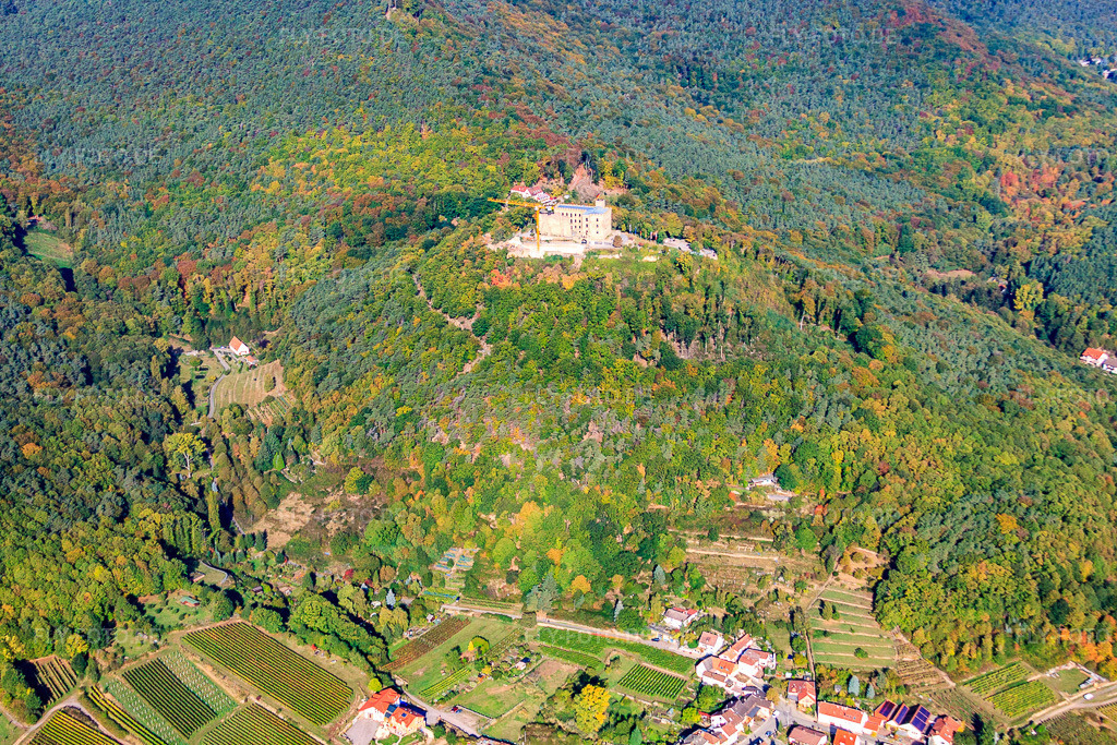Luftbild: Burganlage des Hambacher Schloß an der Weinstraße. Mit Baustelle zum Neubau des Restaurant 1832 im Ortsteil Diedesfeld in Neustadt im Bundesland Rheinland-Pfalz in Deutschland. Foto: IMG_22114.jpg vom 15.10.2009 durch Werner Riehm/FLY-FOTO.de