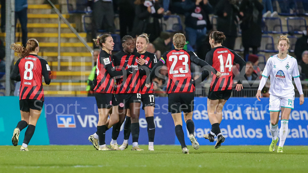 Fussball, Google Pixel Frauen-Bundesliga, Eintracht Frankfurt - SV Werder Bremen | v.li.: Spielerinnen von Eintracht Frankfurt mit Torjubel, Jubel, jubeln, jubelt, optimistisch, Spielszene, Highlight, Freude über das Tor zum 1:0, DIE DFB-RICHTLINIEN UNTERSAGEN JEGLICHE NUTZUNG VON FOTOS ALS SEQUENZBILDER UND/ODER VIDEOÄHNLICHE FOTOSTRECKEN. DFB REGULATIONS PROHIBIT ANY USE OF PHOTOGRAPHS AS IMAGE SEQUENCES AND/OR QUASI-VIDEO.