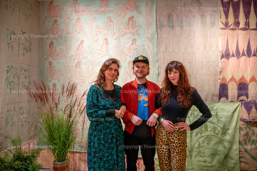 DSC_7118 | bbe,Museum, "Mamma Mia Amore Mio" Ausstellung der drei befreundeten Künstler.innen (V.L. Inga Kerber (grünes Kleid) , Moritz Schleime und Corinna von Lebusa ,, Bild: Thomas Neu