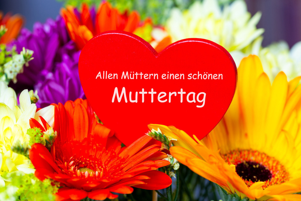 Muttertag 2025 - Allen Müttern einen schönen Muttertag | Blumenstrauß mit rotem Steckherz mit der Aufschrift ALLEN MÜTTERN EINEN SCHÖNEN MUTTERTAG - Realisiert mit Pictrs.com