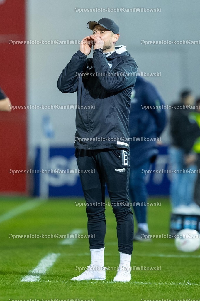 xKWI31102501146 | 31.10.2025, xkwix, Fußball, Regionalliga West, VfL Sportfreunde Lotte - FC Gütersloh, Stadion am Lotter Kreuz: abian Lübbers (VfL Sportfreunde Lotte Cheftrainer) 