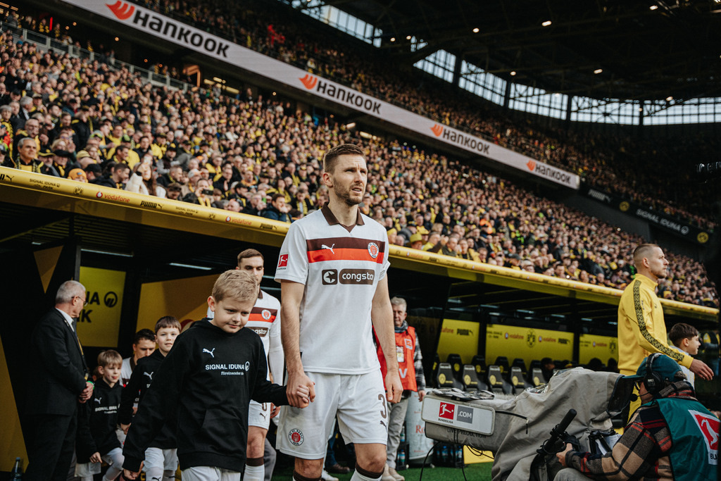 FCP09335 | Der offizielle Shop für FC St. Pauli Fotos. Wähle aus Spielszenen & Fanmomenten dein FCSP Wunschformat. Wir liefern Millerntor-Atmosphäre.