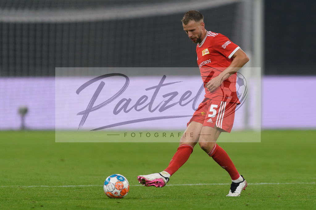 FCUKUO20210826_160 | Fussball, Herren: Marvin Friedrich (1.FC Union Berlin) in Aktion, am Ball, Einzelaktion beim Spiel der UEFA Conference League zwischen 1. FC Union Berlin und Kuopion PS im Olympiastadion am 26.08.2021 in Berlin, Deutschland. - Realisiert mit Pictrs.com