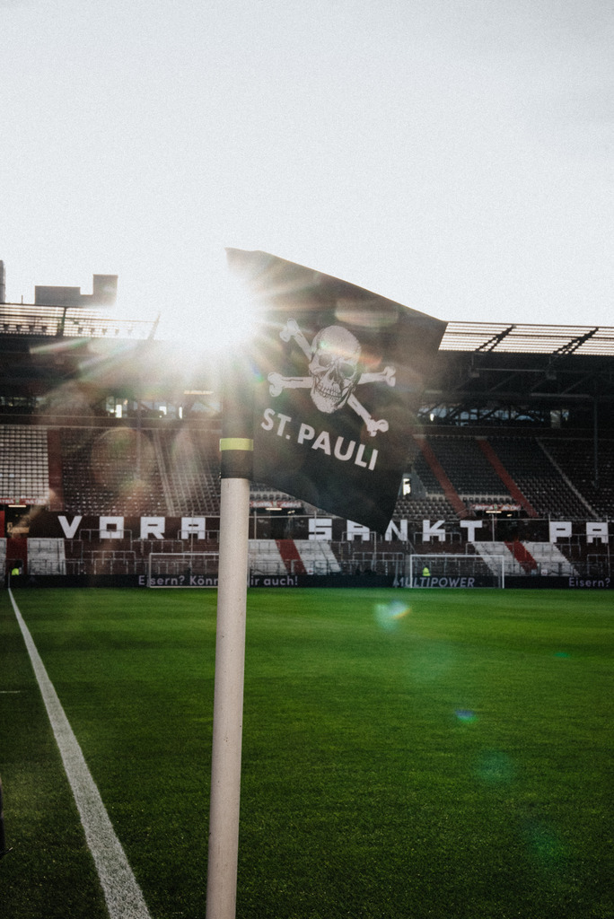 _STP7952 | Der offizielle Shop für FC St. Pauli Fotos. Wähle aus Spielszenen & Fanmomenten dein FCSP Wunschformat. Wir liefern Millerntor-Atmosphäre.