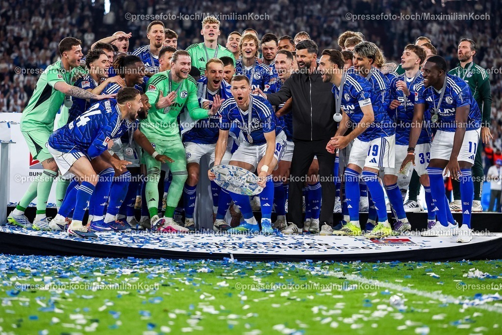 S0417052602053 | 17.05.2026, Fußball, FC Schalke 04 - Eintracht Braunschweig, 34. Spieltag, 2. Fußball Bundesliga, Veltins-Arena Gelsenkirchen, Saison 2025 2026: Schalke 04 ist Meister der 2. Bundesliga. Die Mannschaft gewinnt die Meisterschaft und steht jubelnd auf dem Spielfeld. Freude und Emotionen nach dem Sieg. Übergabe Siegerehrung Edin Dzeko&nbsp;(Schalke04 #10) mit der Meisterschale in der Hand neben Cheftrainer Miron Muslic (Schalke04) auf dem Podest DFB regulations prohibit any use of photographs as image sequences and or quasi-video.