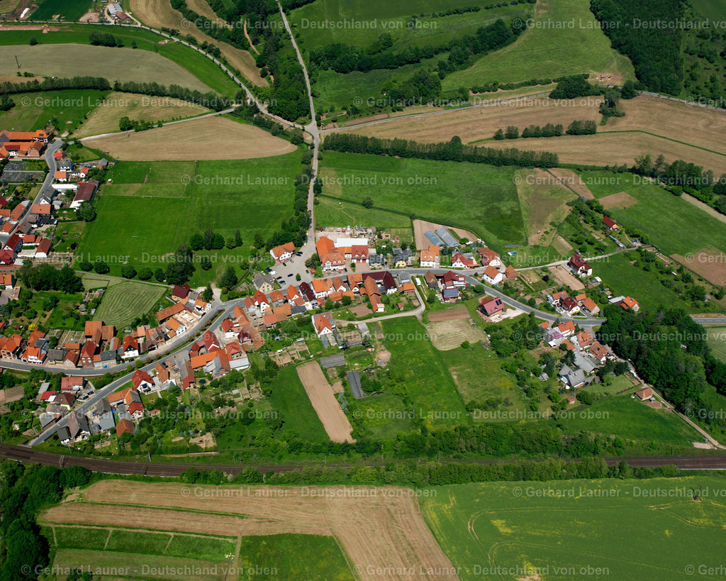 2634214 | WESTHAUSEN 09.06.2006 Landwirtschaftliche Nutzflächen und Feldgrenzen  umsäumen das Siedlungsgebiet des Dorfes in Westhausen im Bundesland Thüringen, Deutschland // Agricultural land and field boundaries surround the settlement area of the village  in Westhausen in the state Thuringia, Germany Foto: Gerhard Launer