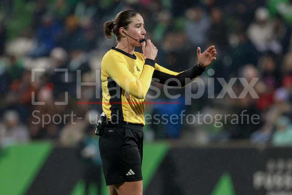 Fussball, DFB-Pokal Frauen, VfL Wolfsburg - SC Freiburg | FIFA Schiedsrichterin Franziska Wildfeuer gibt Anweisungen, gestikuliert, mit den Armen gestikulieren, DIE DFB-RICHTLINIEN UNTERSAGEN JEGLICHE NUTZUNG VON FOTOS ALS SEQUENZBILDER UND/ODER VIDEOÄHNLICHE FOTOSTRECKEN. DFB REGULATIONS PROHIBIT ANY USE OF PHOTOGRAPHS AS IMAGE SEQUENCES AND/OR QUASI-VIDEO.