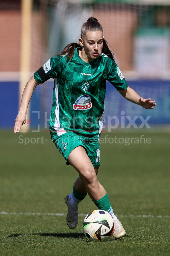 Fussball, Google Pixel Frauen-Bundesliga, SV Werder Bremen - Eintracht Frankfurt | v.li.: Tuana Mahmoud (SV Werder Bremen, 10) am Ball, Freisteller, Einzelbild, Ganzkörper, Aktion, Action, Spielszene, DIE DFB-RICHTLINIEN UNTERSAGEN JEGLICHE NUTZUNG VON FOTOS ALS SEQUENZBILDER UND/ODER VIDEOÄHNLICHE FOTOSTRECKEN. DFB REGULATIONS PROHIBIT ANY USE OF PHOTOGRAPHS AS IMAGE SEQUENCES AND/OR QUASI-VIDEO.