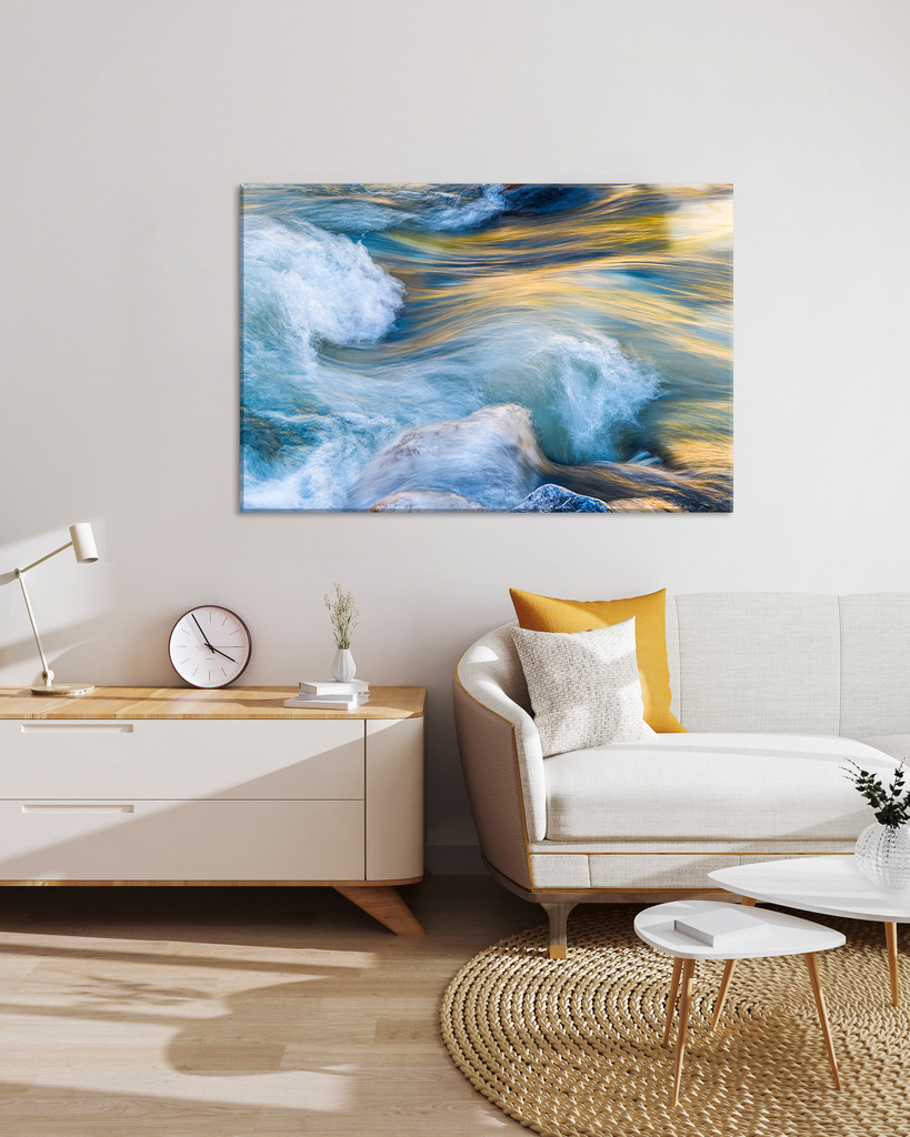 Lichtdurchflutete Strömungswellen an einem Bergbach für Ihre Wohnzimmerwand | Sie finden dieses Motiv in der Galerie Farben und Formen - Wasser (https://shop.soulimages.eu/img/i9d2he). - Realisiert mit Pictrs.com