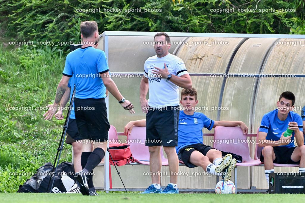 SC Landskron vs. Thal Assling  | Headcoach Thal Assling Bernd Albert Feil, Daniel Wittmann Referee, Spielerbank Thal Assling, SC Landskron vs. Thal Assling , SC Landskron vs. Thal Assling  am 09.08.2024 in Villach (Sportanlage Landskron), Austria, (Photo by Bernd Stefan)