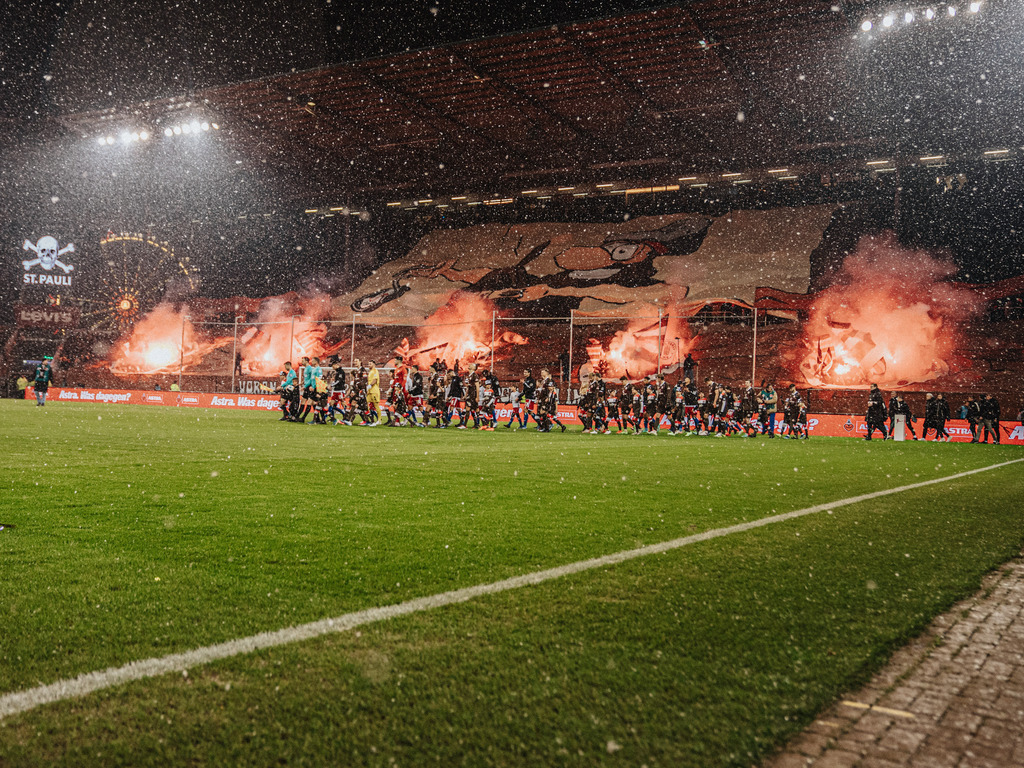 _FCS7481 | Der offizielle Shop für FC St. Pauli Fotos. Wähle aus Spielszenen & Fanmomenten dein FCSP Wunschformat. Wir liefern Millerntor-Atmosphäre.