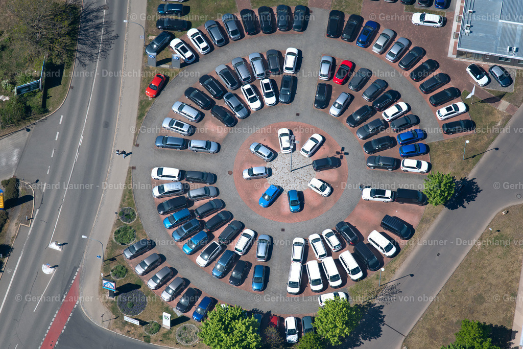 4026777 | WEIMAR 07.05.2020 Kreis- runder Parkplatz und Abstellfläche für Automobile - PKW des Autohandels der Glinicke Dienstleistungs GmbH in Weimar im Bundesland Thüringen, Deutschland. Weiterführende Informationen bei: Glinicke Dienstleistungs GmbH. // Parking and storage space for automobiles of Autohandels of Glinicke Dienstleistungs GmbH in Weimar in the state Thuringia, Germany. Further information at: Glinicke Dienstleistungs GmbH. Foto: Gerhard Launer