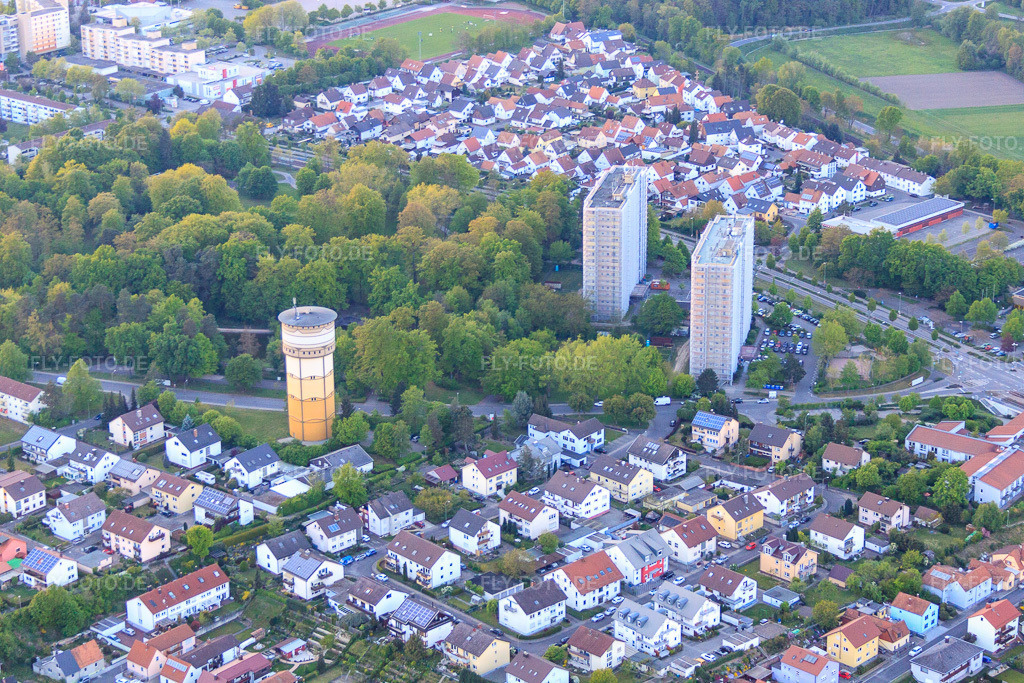 Luftbild: Wasserturm und zwei Wohnhochhäuser in der Dorschbergstr in Wörth am Rhein im Bundesland Rheinland-Pfalz in Deutschland. Foto: IMG_64479.jpg vom 17.04.2014 durch Werner Riehm/FLY-FOTO.de