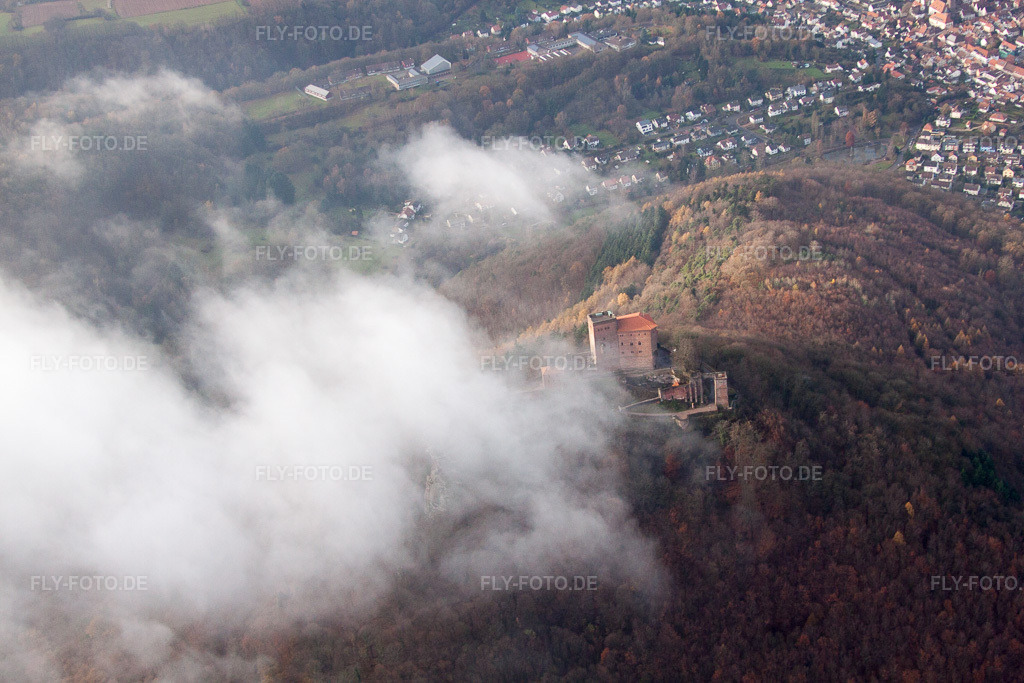 Luftbild: Burg Trifels in Wolken in Annweiler am Trifels im Bundesland Rheinland-Pfalz in Deutschland. Foto: IMG_61184.jpg vom 30.11.2013 durch Werner Riehm/FLY-FOTO.de