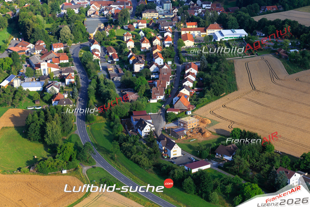 Die Luftaufnahme der Stadt Weissenbrunn wurde vom UL-Flugzeug heraus erstellt ( keine Drohne )- hohe Auflösung für beste Qualität