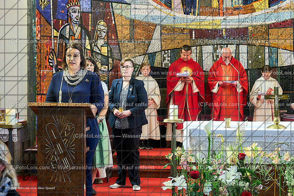 ALP2555_Pfarrfirmung Wieselburg_Fuerbitte | (C)FotoLois.com, Alois Spandl, Pfarrfirmung in Wieselburg mit Firmspender Eduard Gruber (ehemaliger Generalvikar der Diözese St. Pölten), Sa 3. Juni 2023.