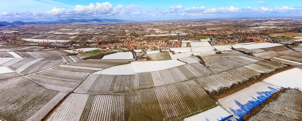 Luftbild: Ortsansicht aus Süden im Winter bei Schnee im Ortsteil Ingenheim in Billigheim-Ingenheim im Bundesland Rheinland-Pfalz in Deutschland. Foto: IMG_096159-Pano.jpg vom 15.01.2017 durch Werner Riehm/FLY-FOTO.deAuflösung des Originals: 7485 x 3011 px