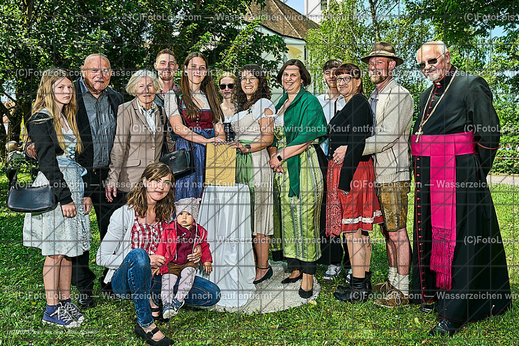 ALP2700_Pfarrfirmung Wieselburg_Firmling-Pate-Firmspender | (C)FotoLois.com, Alois Spandl, Pfarrfirmung in Wieselburg mit Firmspender Eduard Gruber (ehemaliger Generalvikar der Diözese St. Pölten), Firmling, Pate mit Firmspender und Familie, Sa 3. Juni 2023.