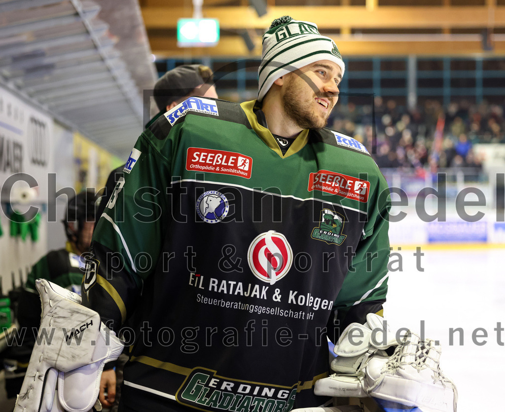 2023-01-22_126_Eishockey_TSV_Erding_gegen_ESC_Dorfen | Erding, Deutschland, 22.01.2023:
Eishockey, Bayernliga 2022 / 2023, 29. Spieltag, TSV Erding gegen ESC Dorfen, Endergebnis: 6:2

Torwart Thomas Hingel (Erding Gladiators, #33)

Foto: Christian Riedel / fotografie-riedel.net