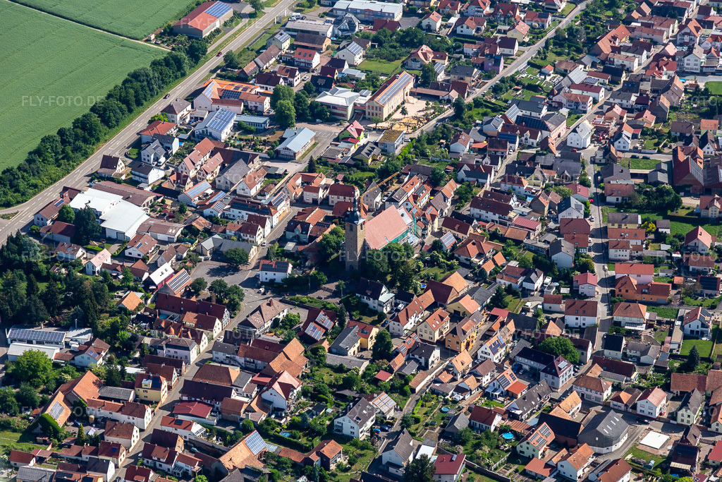 Luftbild: katholische Kirche St. Leodegar in Steinfeld im Bundesland Rheinland-Pfalz in Deutschland. Foto: IMG_131747.jpg vom 22.05.2022 durch Werner Riehm/FLY-FOTO.deSTEINFELD-PFALZ.DE