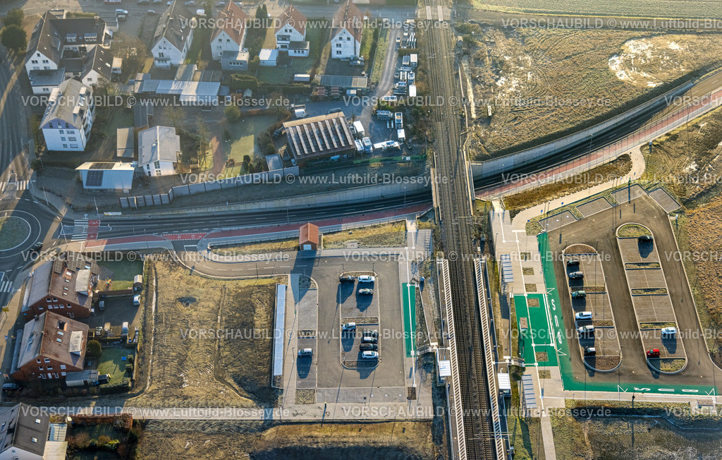 Hamm250200510Rhynern | Luftbild, geplante Nahverkehrsverbindung mit Haltepunkt in Westtünnen, Baustelle am Südfeldweg und Von-Thünen-Straße für den künftigen Bahnhaltepunkt, Bahnlinie mit Eisenbahnbrücke und Wohnsiedlung mit Kreisverkehr, Parkplätze, Stadtbezirk Rhynern, Hamm, Ruhrgebiet, Nordrhein-Westfalen, Deutschland