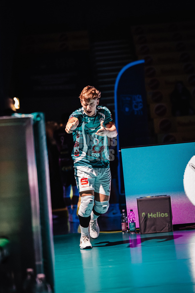 Volleyball | Herren | Saison 2025/2026 | Volleyball Ligacup | SWD powervolleys Düren vs. Energiequelle Netzhoppers KW | 12.10.2024 | Tim Türpe (#8, Energiequelle Netzhoppers KW) läuft in die Arena ein