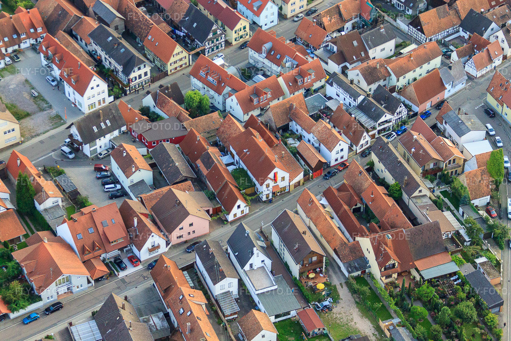 Luftbild: Juststraße, Gaststätte Zum Schloddrer in Kandel im Bundesland Rheinland-Pfalz in Deutschland. Foto: IMG_32870.jpg vom 03.09.2010 durch Werner Riehm/FLY-FOTO.de