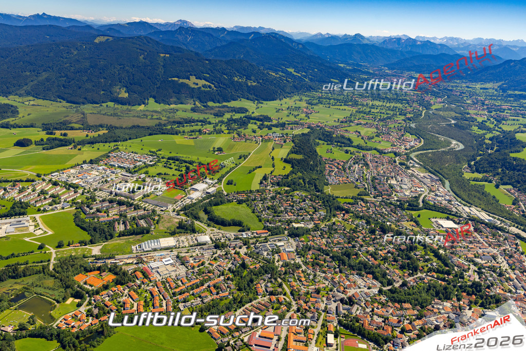 Aktuelles Luftbild von Gewerbegebiet Bad Tölz - Die Luftaufnahme wurde 2022 mittels UL-Flugzeug erstellt ( keine Drohne ) - hochauflösende Kamera-Systeme von  Canon -Beste Qualität - Für grossformatige Ausdrucke geeignet. Die Geschenkidee !