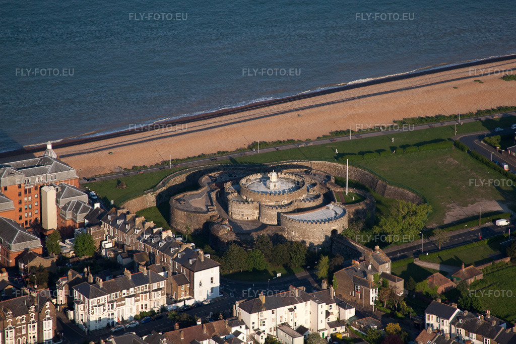 Vue aérienne: Tour du château au château Deal à le quartier Middle Deal in Deal dans le département Angleterre, Grande Bretagne. Photo: IMG_50769.jpg prise le 27/05/2012 par Werner Riehm/FLY-FOTO.eu – Résolution de l'original: 4752 x 3168 px