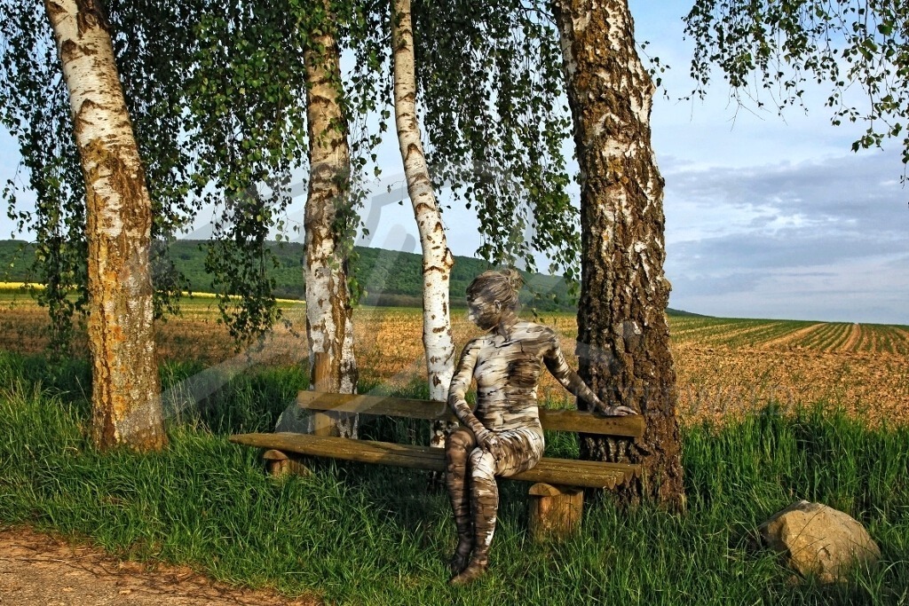 NatureArt-BIRKENBANK_9549c1 | Die Birkenfrau sitzt auf einer Bank | #001 | Modell: Jana | Foto: Tschiponnique Skupin - Realisiert mit Pictrs.com