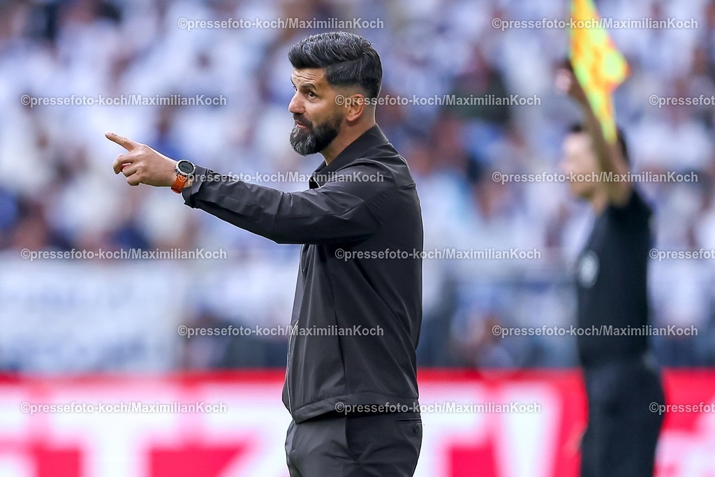 S0417052601034 | 17.05.2026, Fußball, FC Schalke 04 - Eintracht Braunschweig, 34. Spieltag, 2. Fußball Bundesliga, Veltins-Arena Gelsenkirchen, Saison 2025 2026: Cheftrainer Miron Muslic (Schalke04) gestikulierend am Spielfeldrand   DFB regulations prohibit any use of photographs as image sequences and or quasi-video.