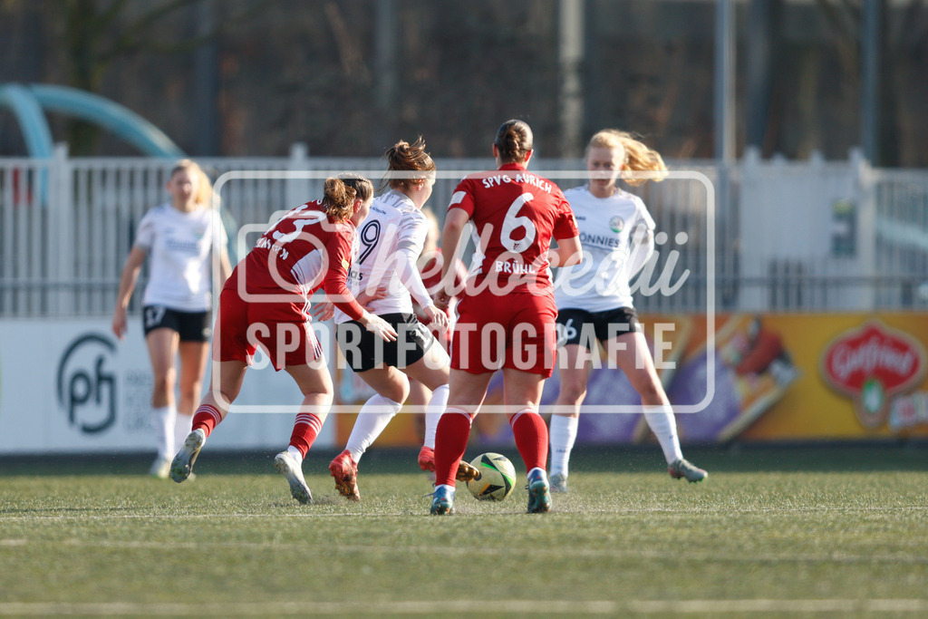 Fußball I Frauen I Saison 2025-2026 I Testspiel I FSV Gütersloh - SpVg Aurich-52 | Jule Kersten (13, SpVg Aurich) Katharina Ingrid Rädeker (9, FSV Gütersloh) - Realisiert mit Pictrs.com