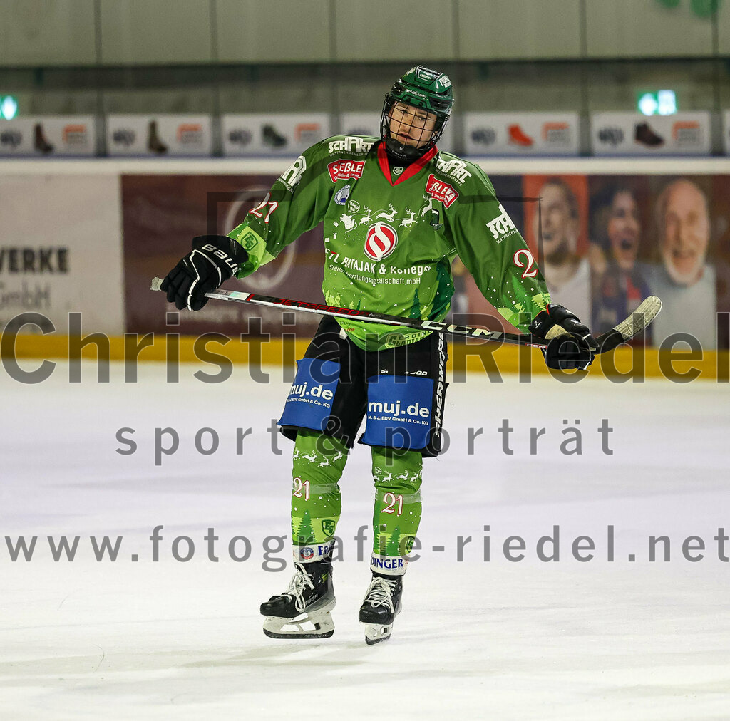 2023-12-17_144_TSV_Erding_gegen_ESC_Kempten | Erding, Deutschland, 17.12.2023:
Eishockey, Bayernliga Vorrunde 2023 / 2024, 18. Spieltag, TSV Erding gegen ESC Kempten, Endergebnis: 5:1

Erik Modlmayr (Erding Gladiators, #21)

Foto: Christian Riedel / fotografie-riedel.net