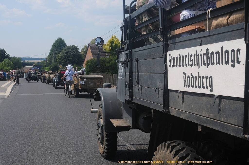 Geißmannsdorf-2026-Festumzug-129 | Festumzug in Geißmannsdorf bei Bischofswerda im Juni 2026. Fotografische Eindrücke und Momentaufnahmen vom Festumzug anläßlich des 800-jährigen Bestehens von Geißmannsdorf - mit Teilnehmern und Gästen, Strohpuppen und geschmückten Vorgärten und Grundstücken - Realisiert mit Pictrs.com
