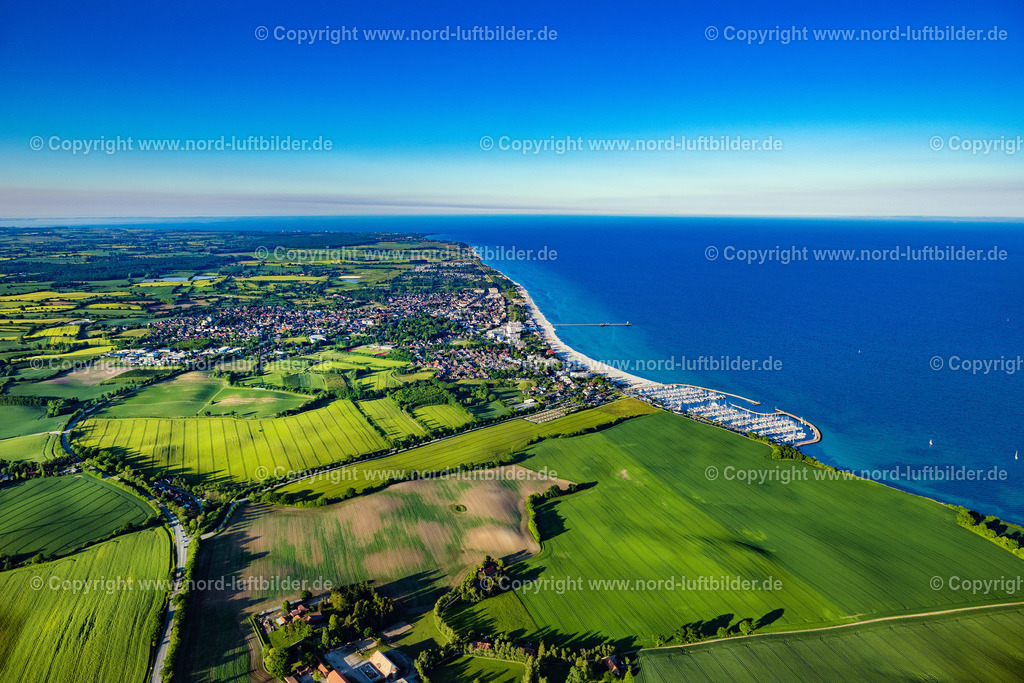 Grömitz_ELS_8525030622 | GRöMITZ 03.06.2022 Küsten- Landschaft am Sandstrand der Ostsee in Grömitz im Bundesland Schleswig-Holstein, Deutschland. // Coastline on the sandy beach of Baltic Sea in Groemitz in the state Schleswig-Holstein, Germany. Foto: Martin Elsen
