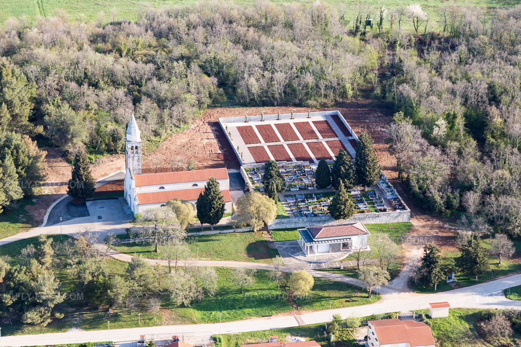 Aerial view: View of the town in Fuškulin in the state Gespanschaft Istrien, Croatia. – Photo: IMG_106330.jpg taken on 04/14/2018 by Werner Riehm/FLY-FOTO.com – Resolution of the original: 5472 x 3648 px