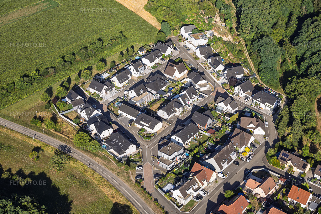 Luftbild: Neubaugebiet Rue des Vendanges in Mothern im Bundesland Bas-Rhin in Frankreich. – Foto: IMG_158272.jpg vom 25.07.2026 durch Werner Riehm/FLY-FOTO.de – Auflösung des Originals: 6000 x 4000 px