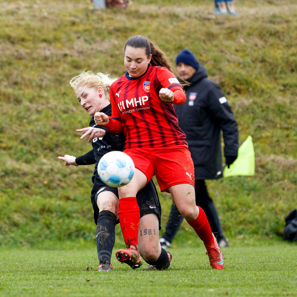HOHFCH_251109_7911 | 1.FC Heidenheim 1846 II vs. GAST, Fußball, Frauen, Bezirksliga, 2025/2026, X. Spieltag, 03.10.2025 in Heidenheim, Kunstrasen b. Voith-Arena West(Foto: Michael Bulling) - Realisiert mit Pictrs.com
