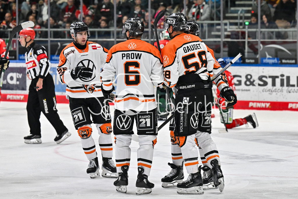 Augsburger Panther - Grizzlys Wolfsburg | Jubel der Gäste nach dem Treffer zum 1-1 Ausgleich durch Tyler GAUDET (Grizzlys Wolfsburg 58) / Tor / Torschuetze / Freude / Happy / DEL: Augsburger Panther - Grizzlys Wolfsburg; Curt Frenzel Stadion am 10.10.2025