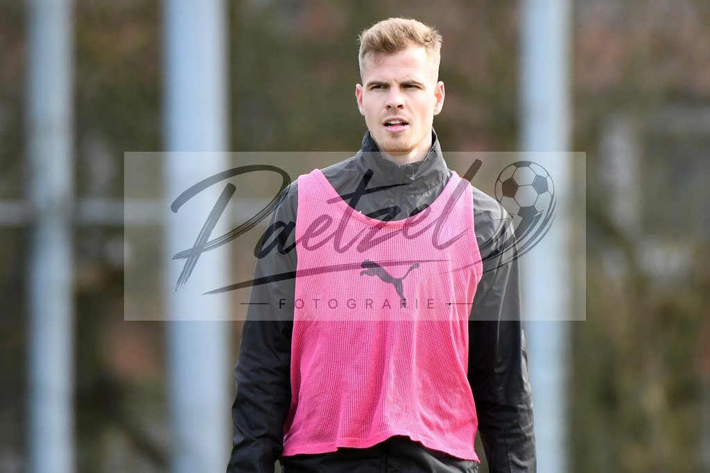 20200229_TRAOSN_0024 | Fussball, Herren: Joost van Aken (VfL Osnabrueck) schaut waehrend der Trainingseinheit des VfL Osnabrueck im Sportpark Illoshoehe am 29.02.2020 in Osnabrueck, Deutschland. - Realisiert mit Pictrs.com